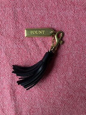FOUNT Petite Tassel Charm